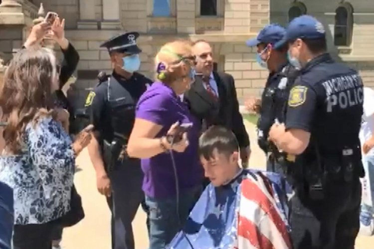 ABD'de valilik binası önünde 'saç tıraşı' protestosu