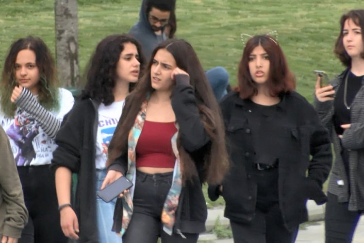 Sokağa çıkan gençler sosyal mesafe kuralına uymadı