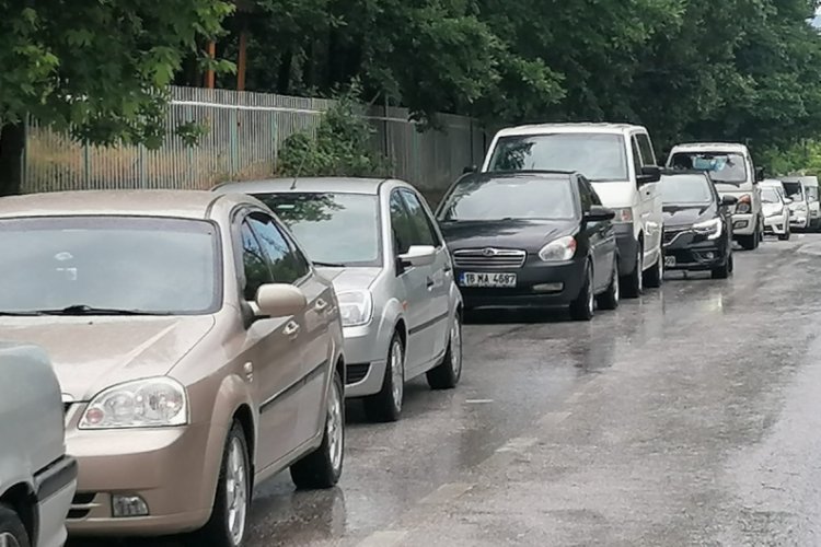 Bursa'da bayram kısıtlaması öncesi kilometrelerce su kuyruğu oluştu