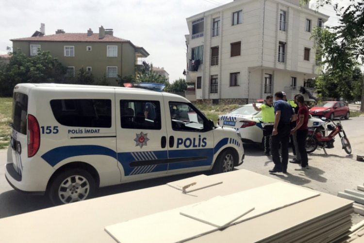 Arkadaşının yakalanmaması için kendisini polis otosunun önüne attı