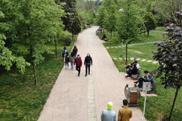 Maçka Parkı'nda dolaşan gençler havadan görüntülendi