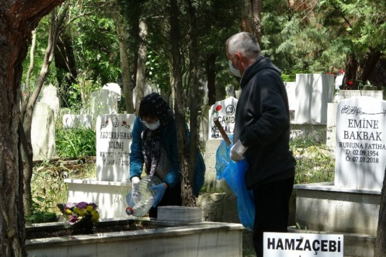 Sokağa çıkma kısıtlaması öncesi vatandaşlar kabristana akın etti