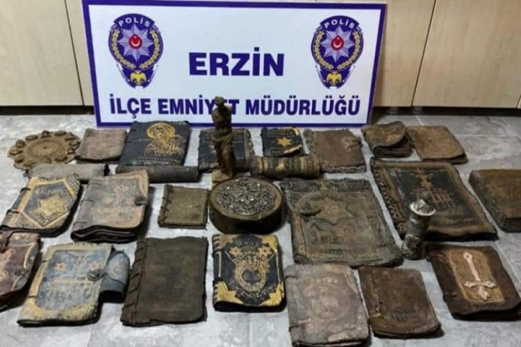 Arama yapılan araçta 27 parça tarihi eser ele geçirildi