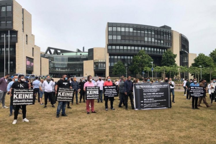 Almanya'da düğün salonu sahipleri protesto düzenledi