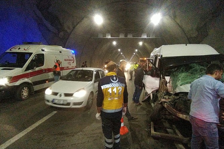 Yolcu minibüsü ile pikabın çarpışması sonucu 8 kişi yaralandı