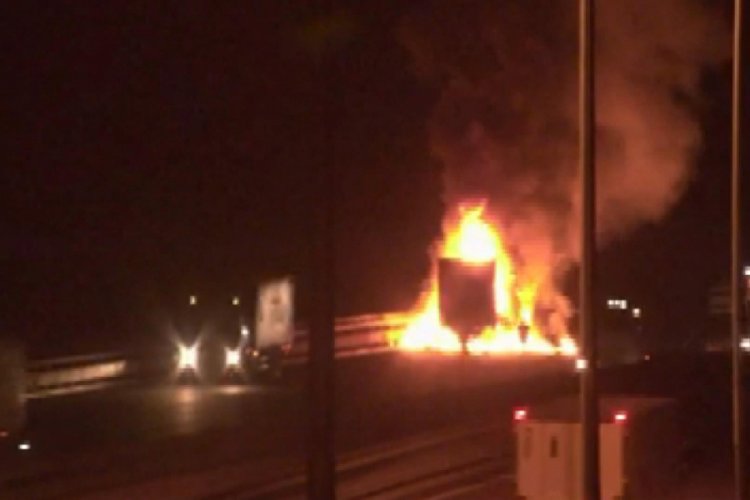 Kuzey Marmara Otoyolu'nda TIR alev alev yandı