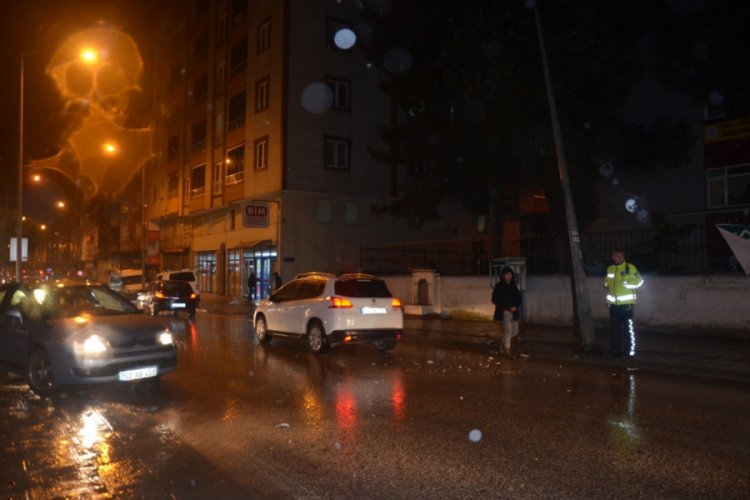 Direksiyon hâkimiyetini kaybedince sokak lambasını devirdi