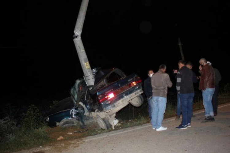 Otomobil direğe çarptı: 1 ölü, 1 yaralı