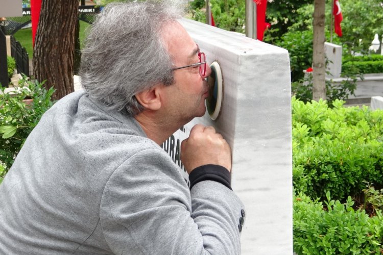 Bursa'da şehit asteğmenin babası mezarlıkta gözyaşlarını tutamadı
