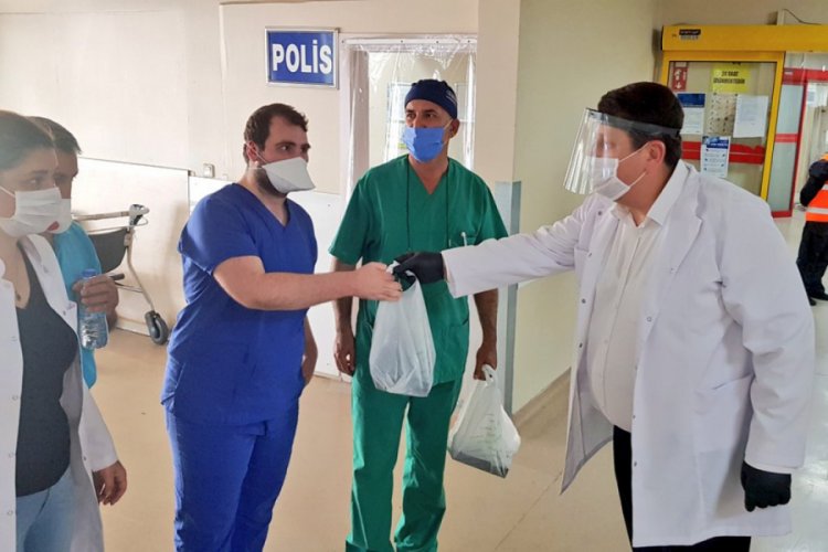 Şengüloğlu'ndan kahraman sağlık çalışanlarına bayram baklavası