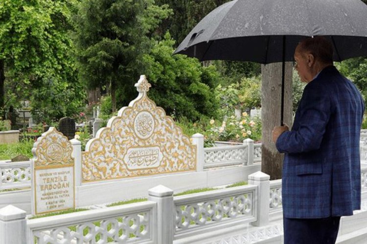 Cumhurbaşkanı Erdoğan babasının ve annesinin kabristanını ziyaret etti