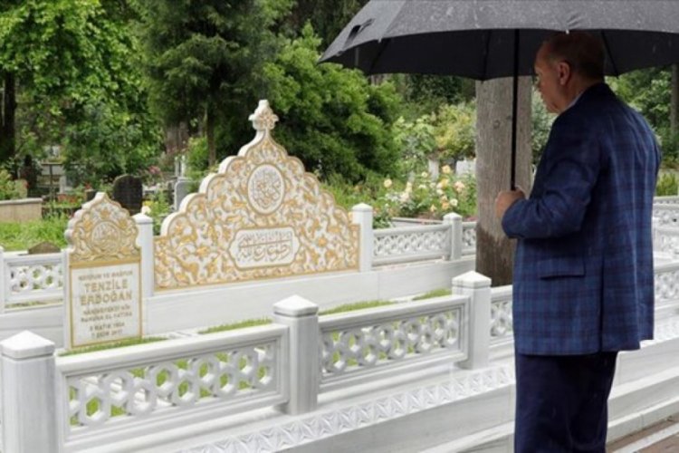 Cumhurbaşkanı Erdoğan anne ve babasının kabirlerini ziyaret etti