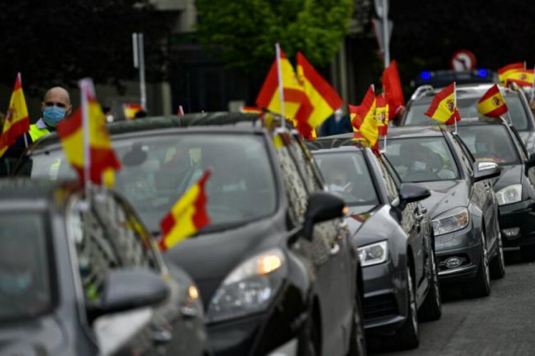 İspanya'da aşırı sağcılar hükümetin Covid-19 tedbirlerini protesto etti