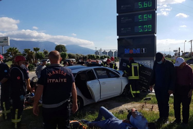 Otomobil benzin istasyonu tabelasına çarptı: 1 ölü, 2 yaralı