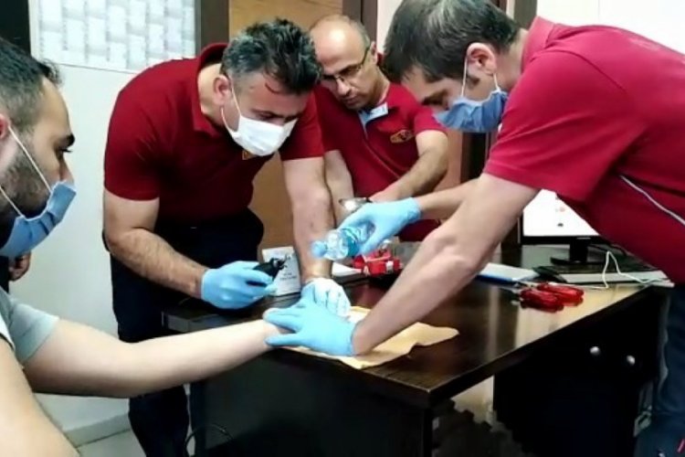 Parmağın sıkıştığı yüzüğü itfaiye ekipleri çıkarttı