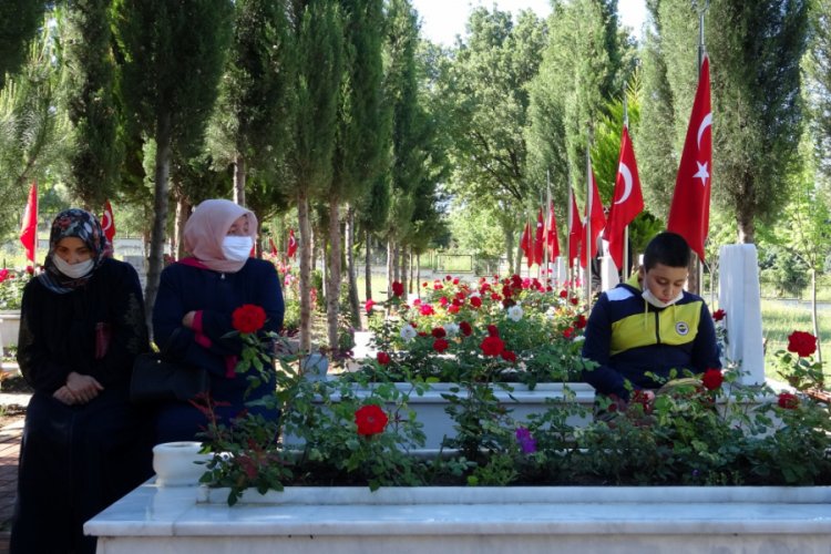 Bursa'da şehit mezarlığında buruk bayram 