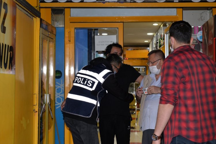 Polisin çilingirle girdiği tekel bayisi yine satış yaparken yakalandı