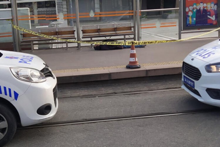 Tramvay durağında erkek cesedi bulundu