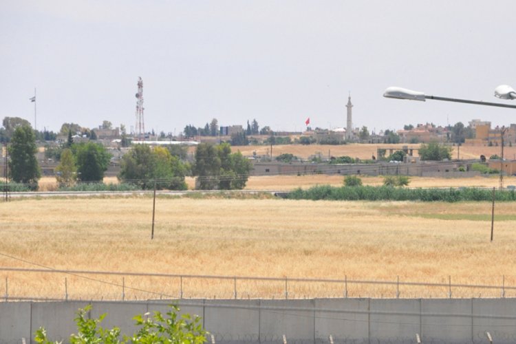 Terörden temizlenen Telabyad'a Türk bayrakları asıldı