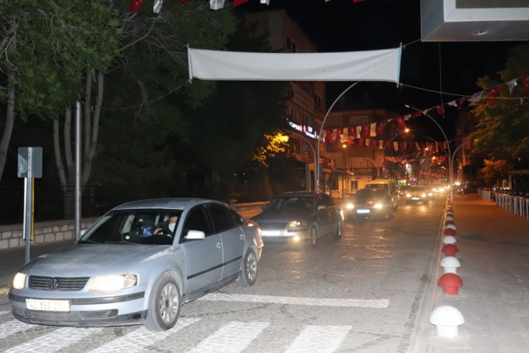 Vatandaşlar kısıtlamanın bitmesiyle kendilerini sokağa attı