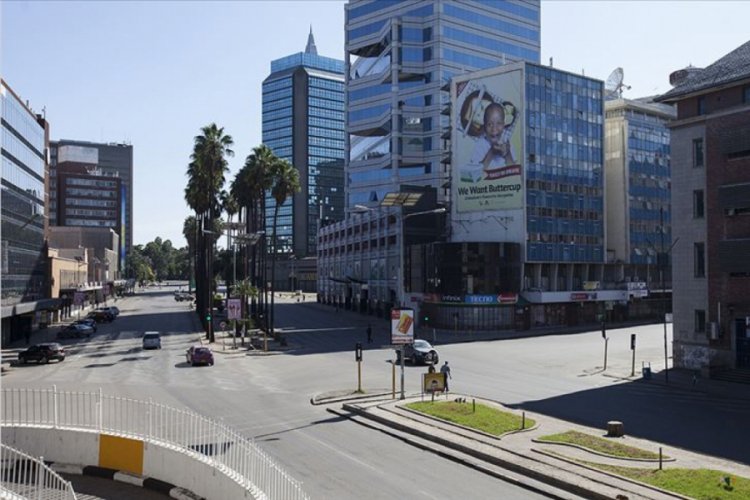 Zimbabve'de 40 binden fazla kişiye Kovid-19 yasaklarını ihlalden gözaltı
