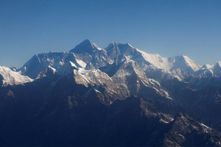 Everest'in yüksekliğini ölçecek Çin ekibi zirveye ulaştı