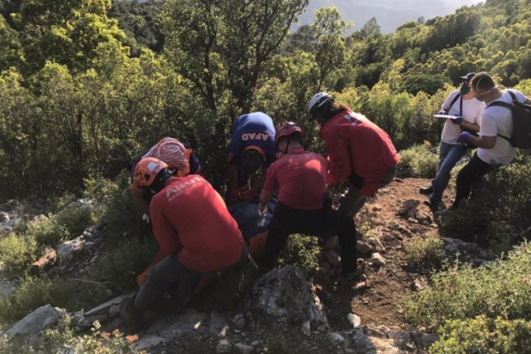 Ölü bulunan dağcının cenazesi 14 saatte kurtarıldı