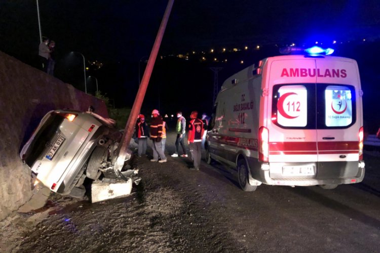 Arı sokan arkadaşlarını hastaneye götürürken kaza yaptılar