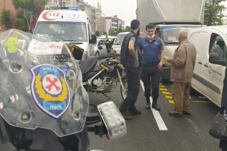 Bursa'da kadın yola atladı, 5 araç birbirine girdi