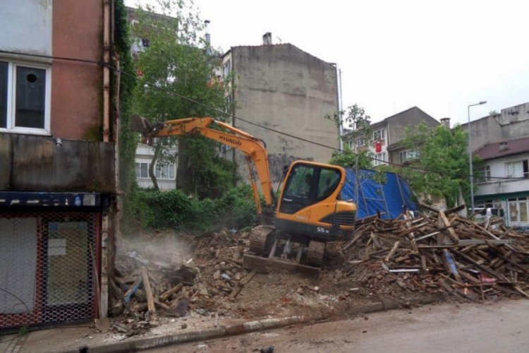 Bursa'da tehlike arz eden metruk bina yıkıldı