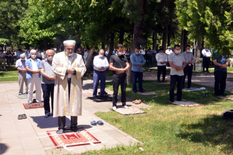 Kahramanmaraş'ta 53 bin 500 kişi cuma namazı kıldı