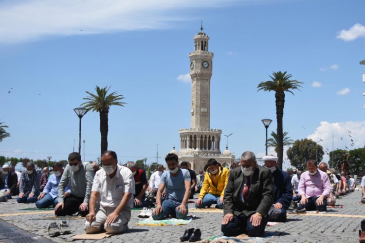 İzmirliler cuma namazı için Konak Meydanı'na akın etti