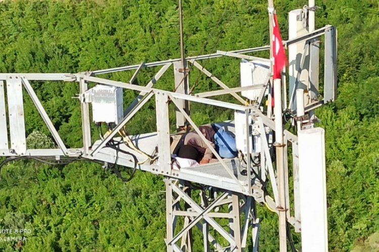 75 metrelik baz istasyonuna çıktı, Türk bayrağı asarak yastık koyup yattı