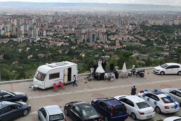 Arabalı düğün ile dünyaevine girdiler