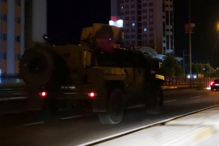 Polis memurunu şehit eden zanlının yanında bulunan 2 kişi teslim odu