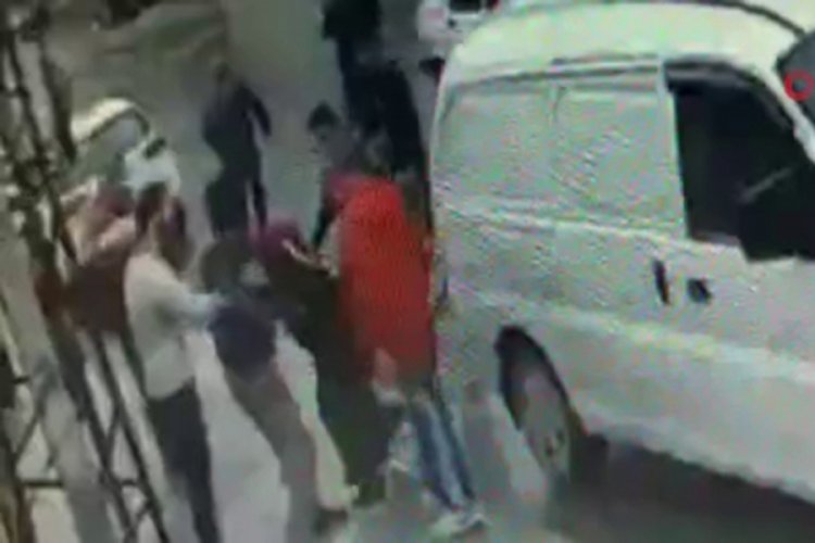 Alacak-verecek kavgasında birbirlerine kaldırım taşı ile saldırdılar