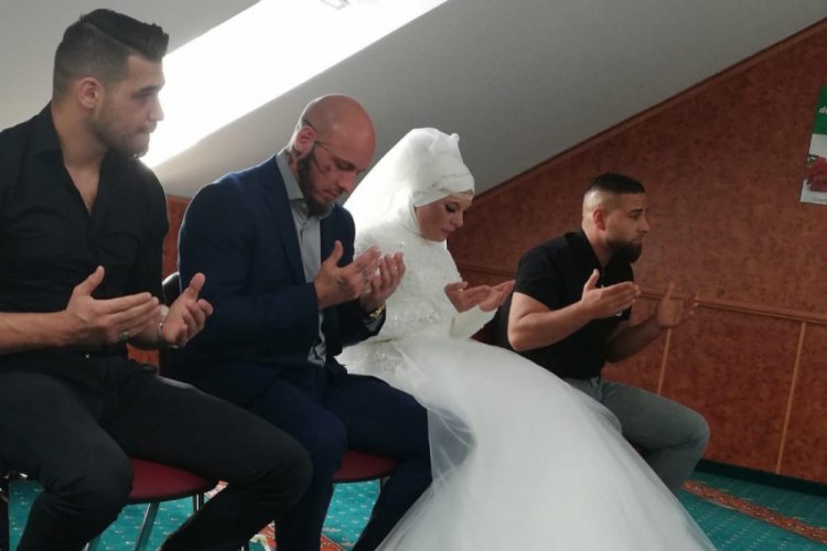 İslam'ı seçen dövüşçünün nişanlısı da Müslüman oldu
