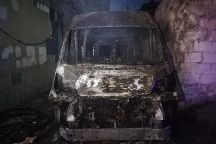 Kundaklandığı ileri sürülen servis minibüsü yanarak küle döndü