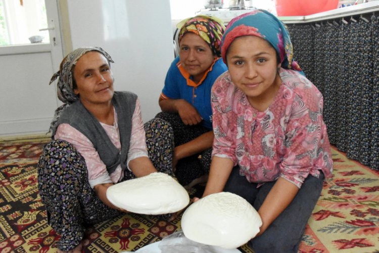 Atadan kalma yöntemle keçi peyniri üretiyorlar