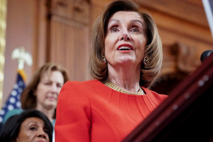 Pelosi de elinde İncil ile kameraların karşısına çıktı
