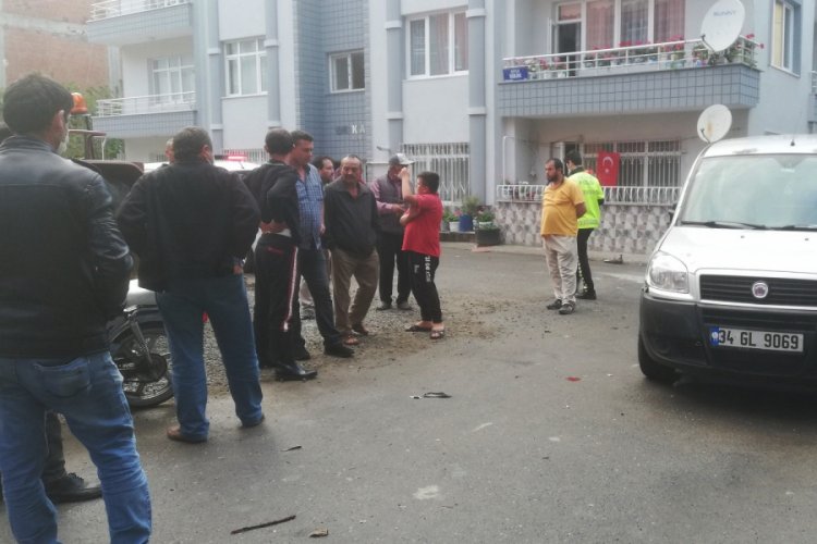 Hafif ticari araçla motosiklet çarpıştı