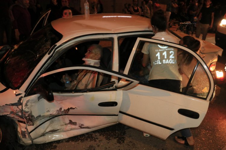 Adana'da iki otomobil çarpıştı