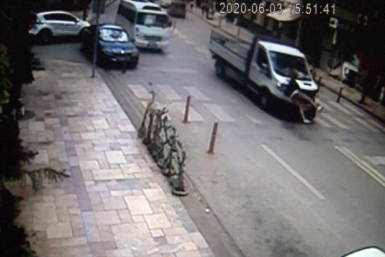 Kamyonetin çarptığı gencin ölümden döndüğü anlar kamerada