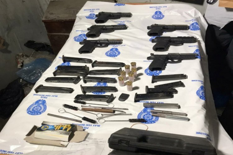 Beyoğlu'nda metruk binada silahlar ele geçirildi
