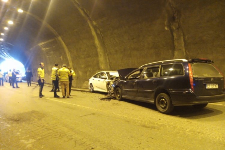 Yabancı plakalı araç tünelde ters yöne girdi: 3 yaralı