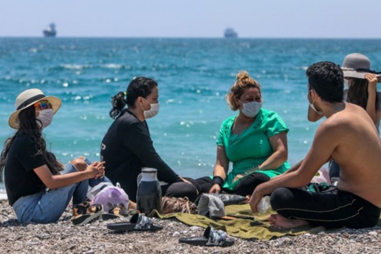 Valilikten plajda yüzmeyene maske zorunluluğu