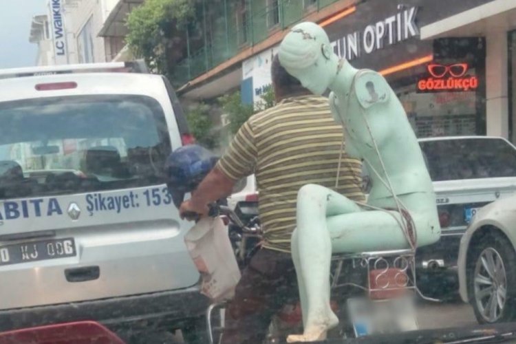 Cansız mankenle şaşırtan seyahat