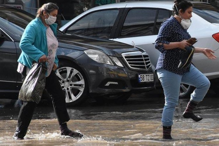 Sivas'ta sağanak hayatı felç etti