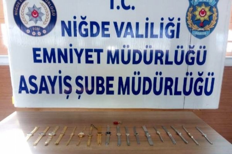 Kuyumcudan altın kaplama saat çalan şüpheliyi bekçiler yakaladı