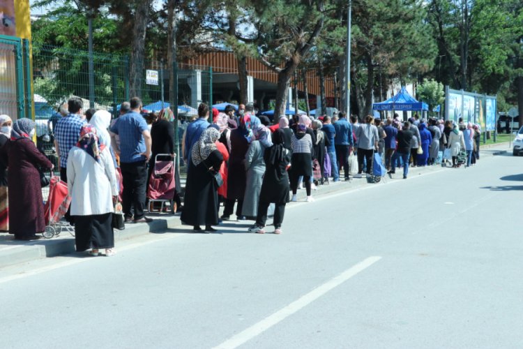 Kapalı pazar alanı önünde kuyruk oluşturdu